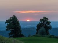 Die Abendsonne versinkt am Horizont